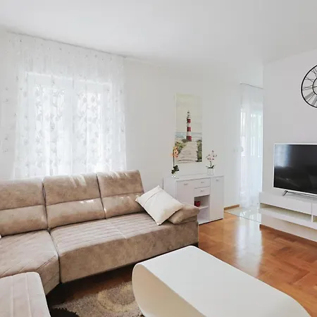 Apartment Grand Mirela *