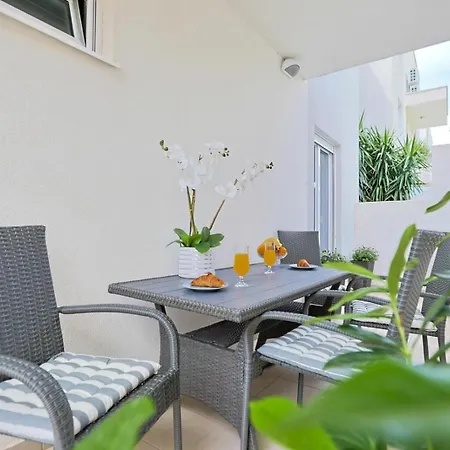 Apartment Grand Mirela Podstrana